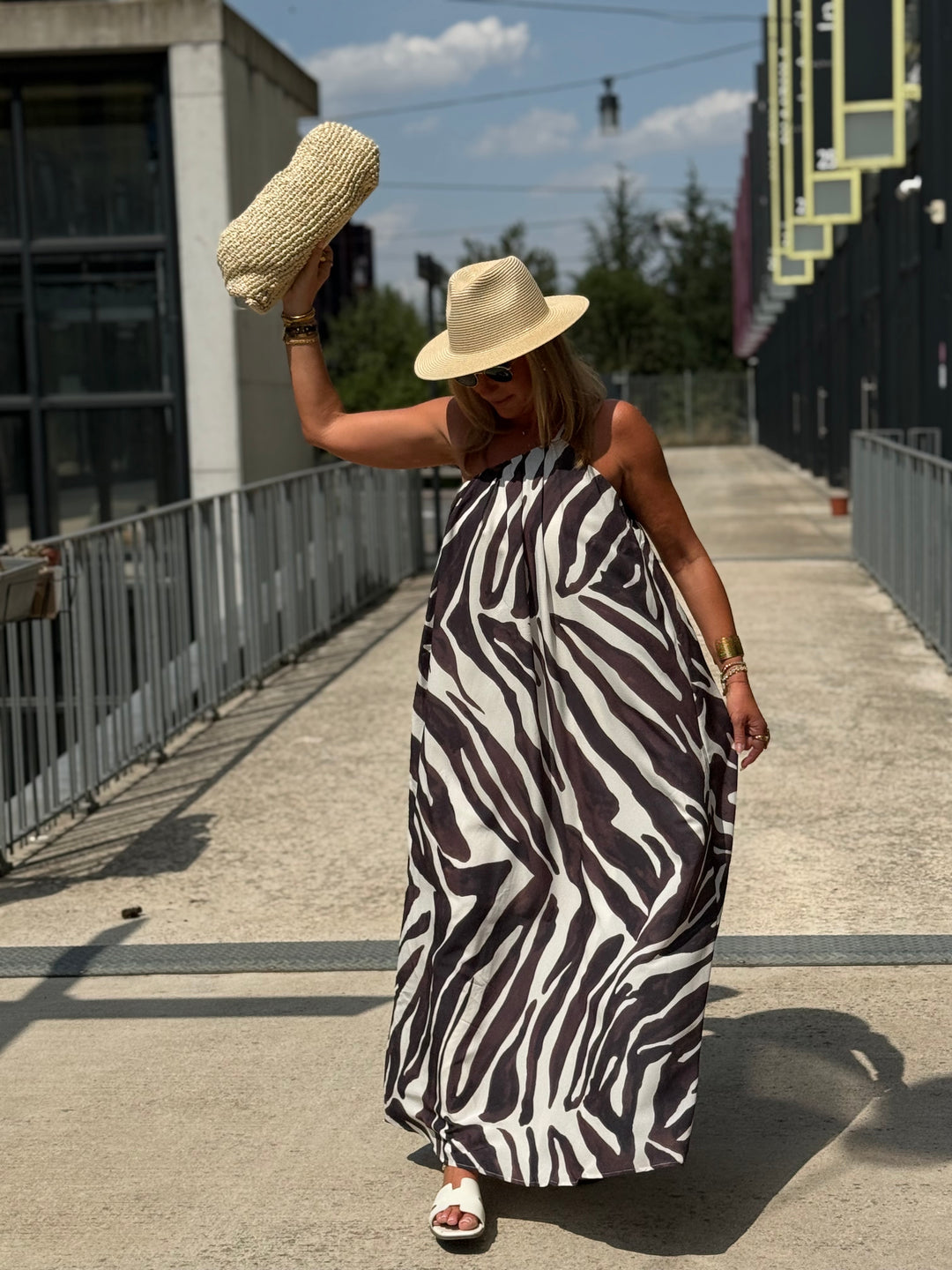 Robe zèbre manche d’un côté 9687