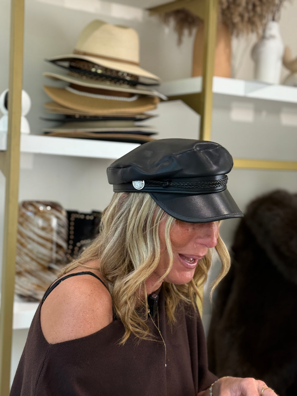 Béret similicuir bouton argenté