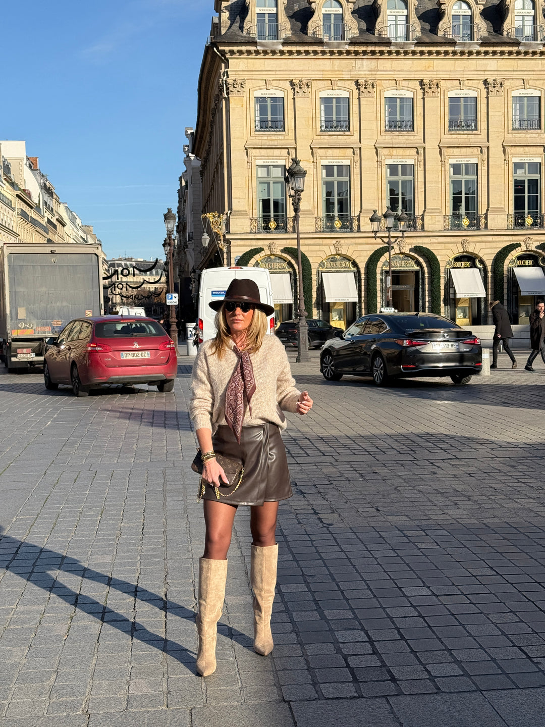 Pull taupe avec foulard YP1923