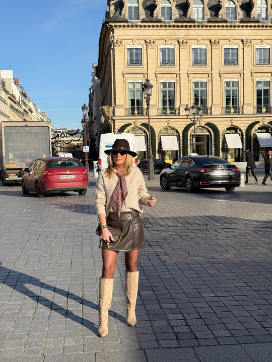 Pull taupe avec foulard YP1923