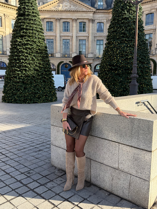 Pull taupe avec foulard YP1923