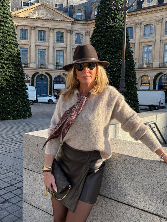 Pull taupe avec foulard YP1923