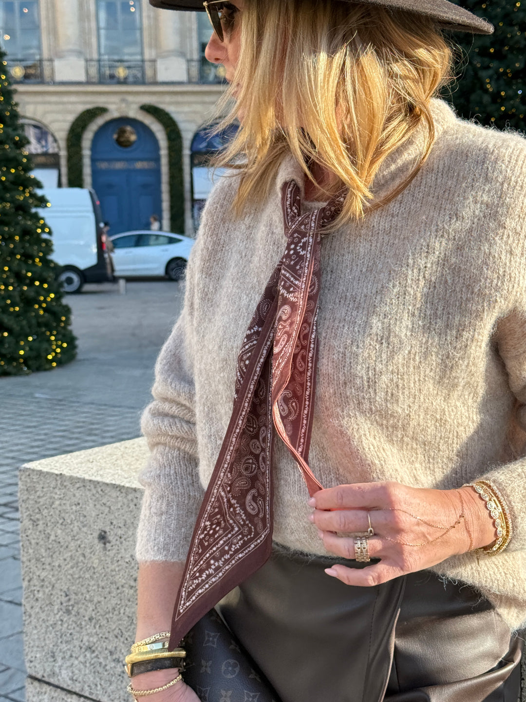 Pull taupe avec foulard YP1923