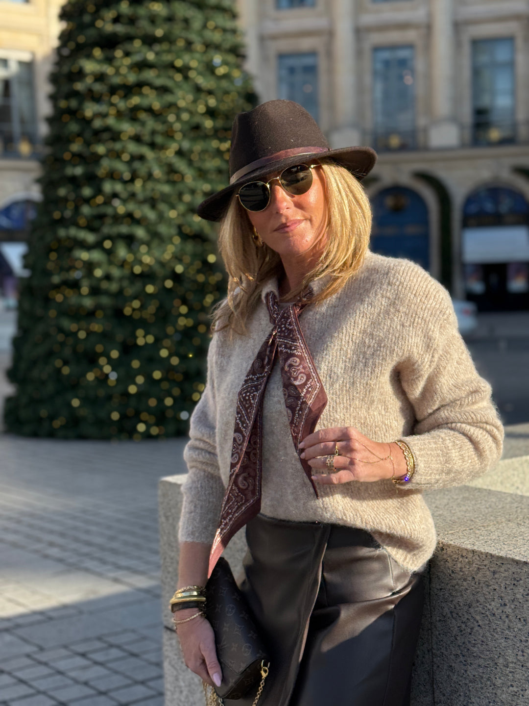 Pull taupe avec foulard YP1923