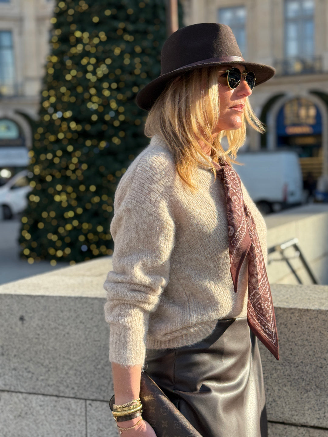 Pull taupe avec foulard YP1923