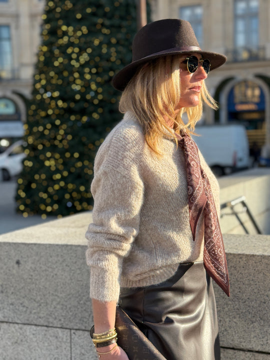 Pull taupe avec foulard YP1923
