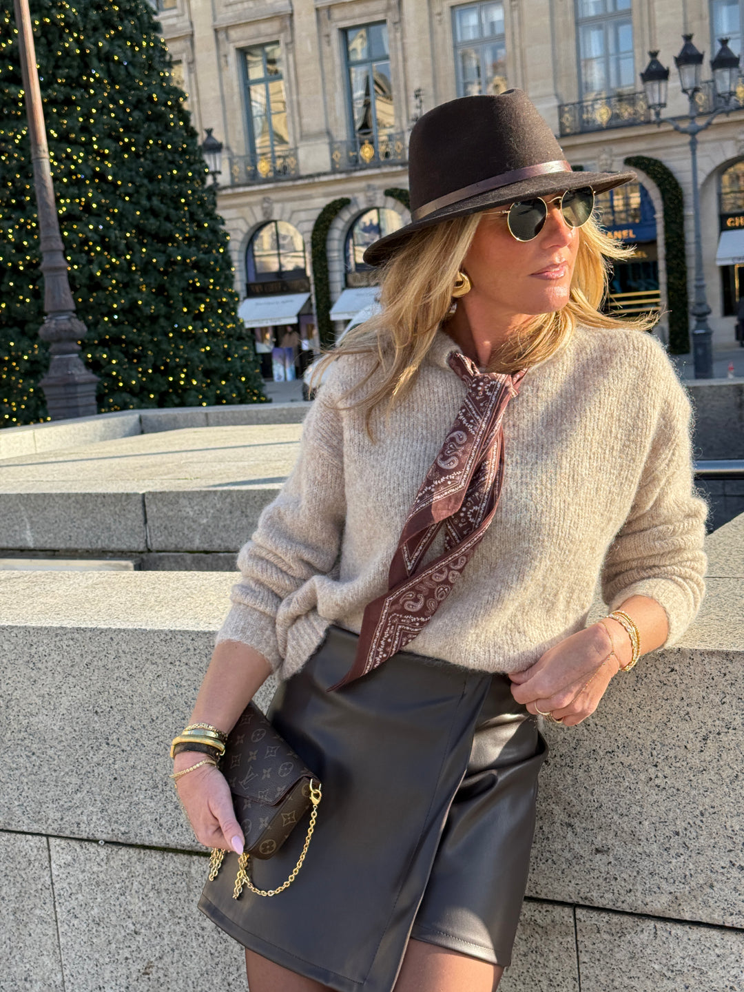 Pull taupe avec foulard YP1923