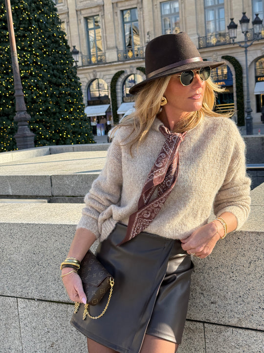 Pull taupe avec foulard YP1923