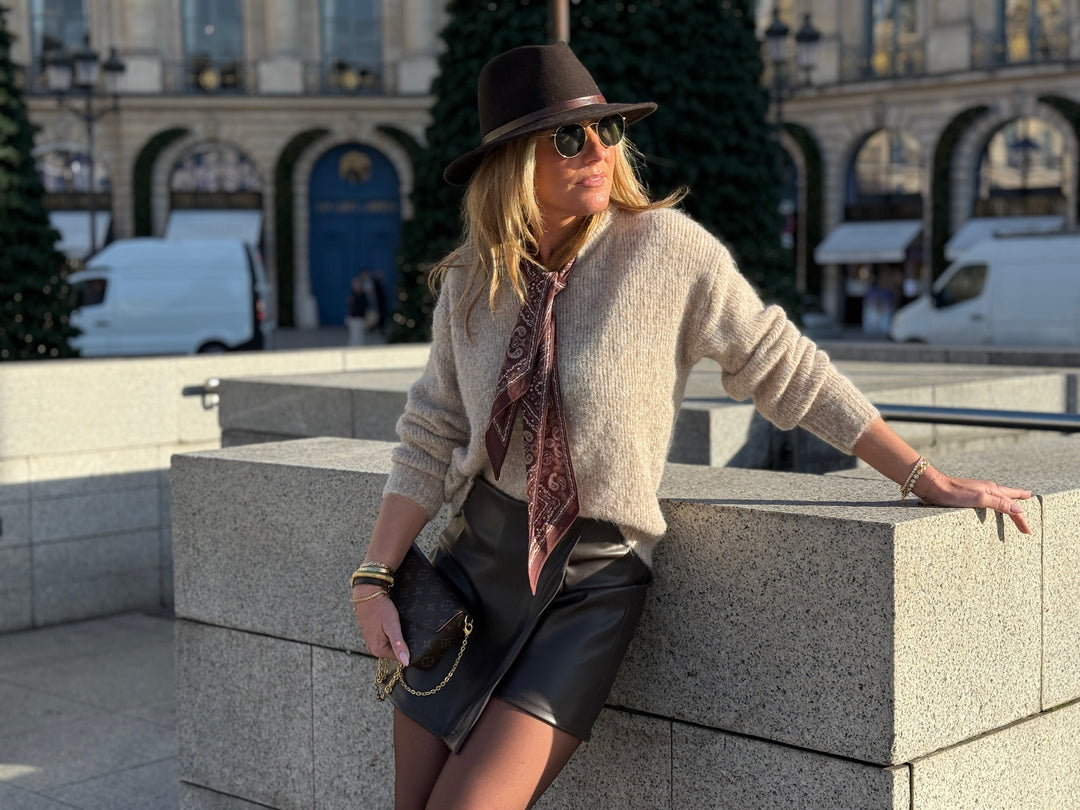 Pull taupe avec foulard YP1923