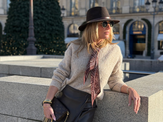 Pull taupe avec foulard YP1923