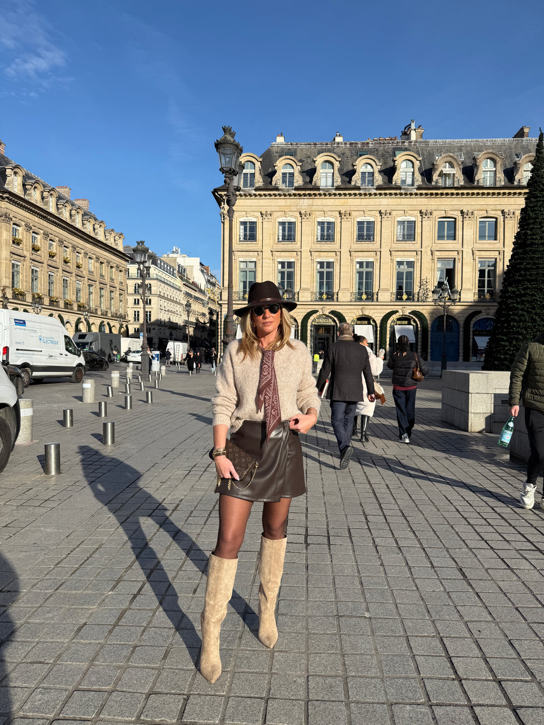 Pull taupe avec foulard YP1923