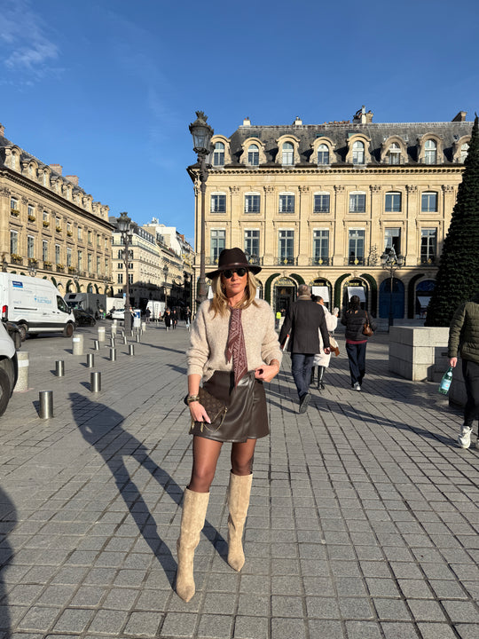 Pull taupe avec foulard YP1923