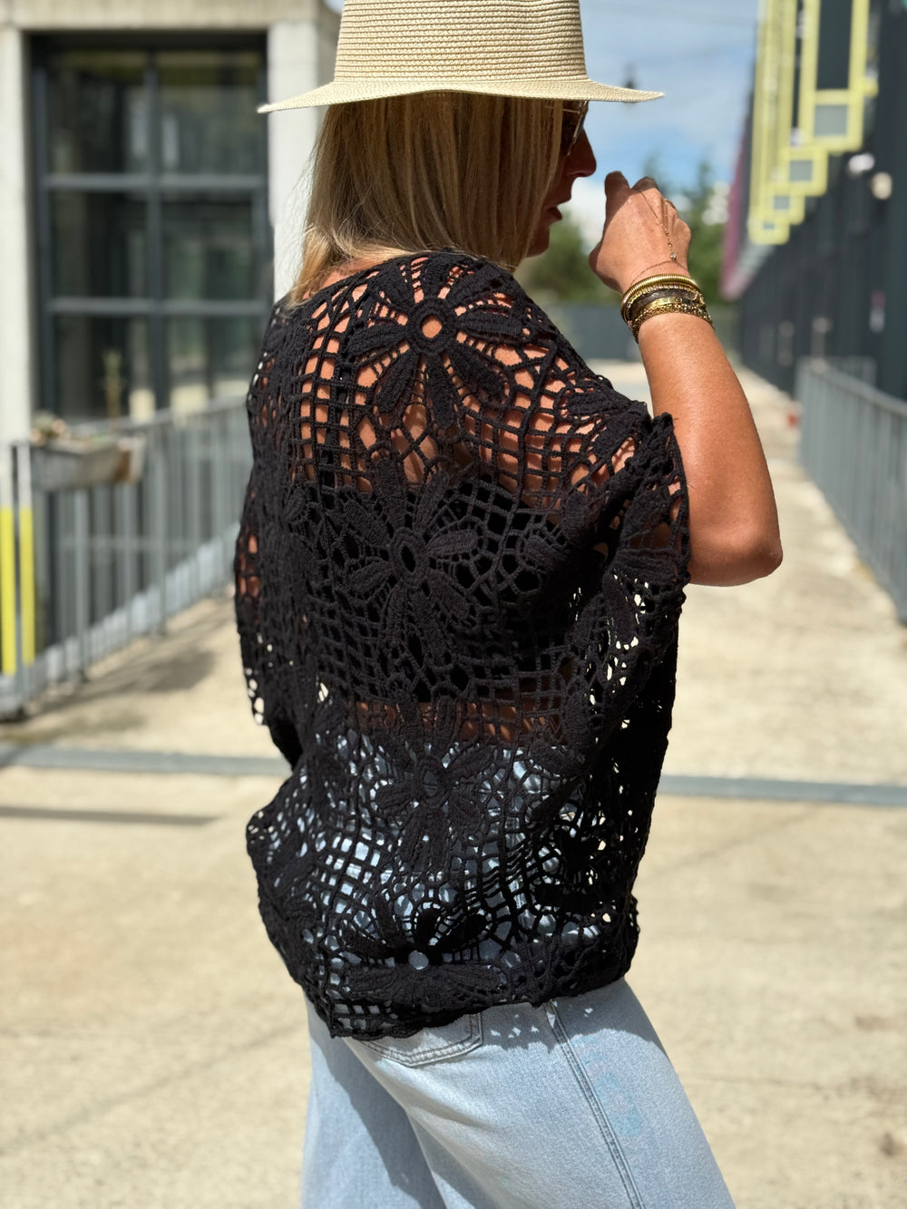 Top crochet NOIR grosses fleurs 8050