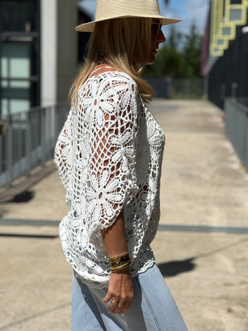 Top crochet BLANC grosses fleurs 8050