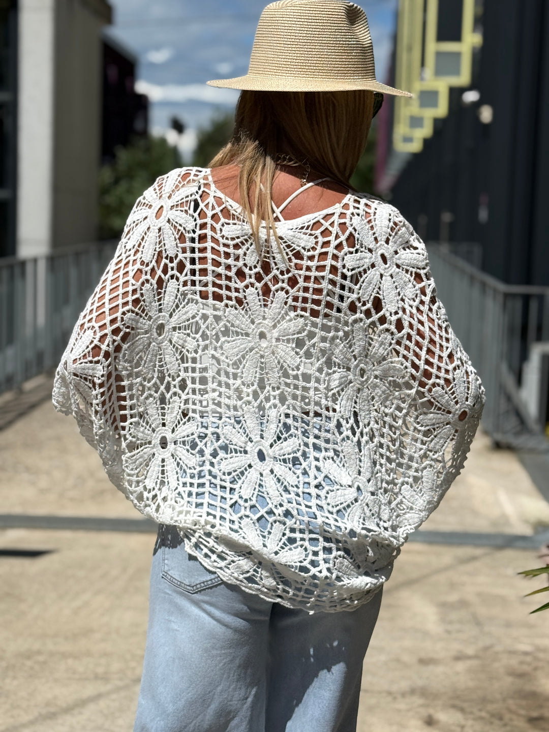 Top crochet BLANC grosses fleurs 8050