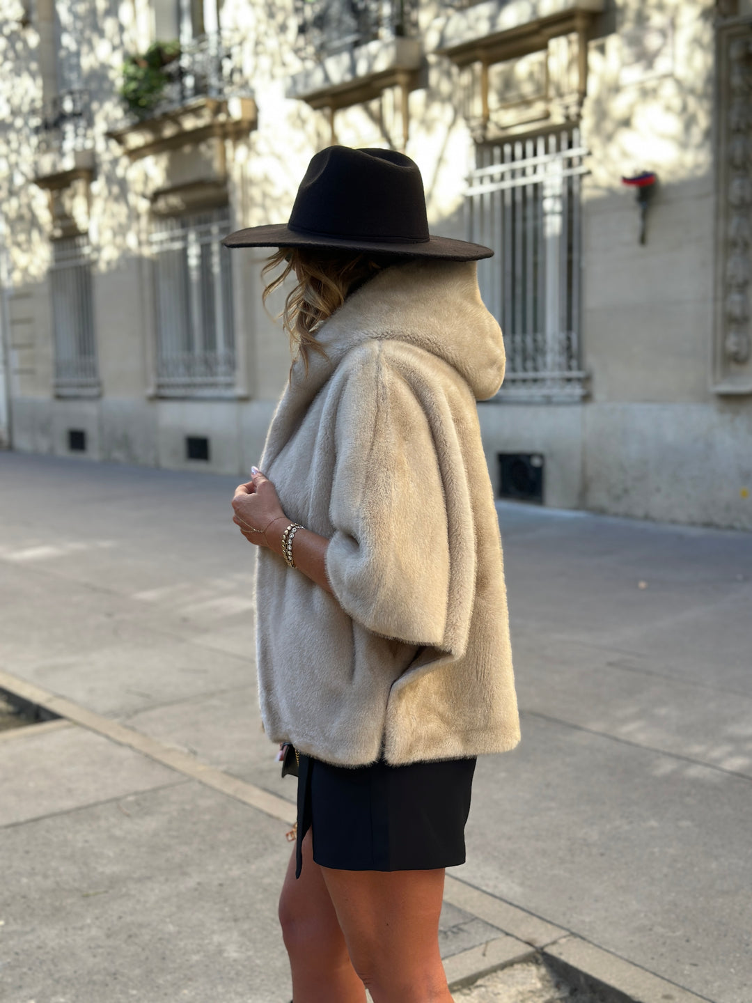 Cape fourrure capuche sens F202