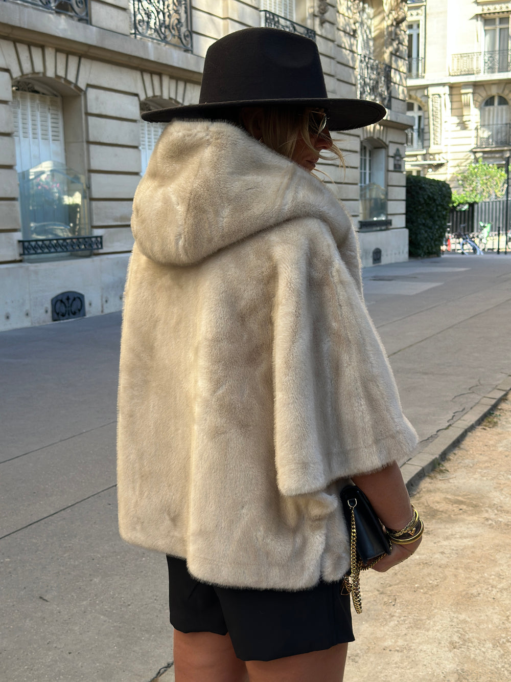 Cape fourrure capuche sens F202