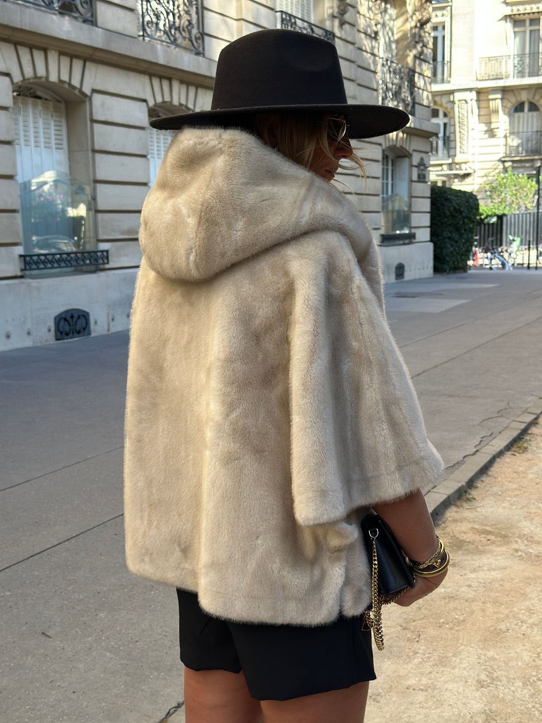Cape fourrure capuche sens F202