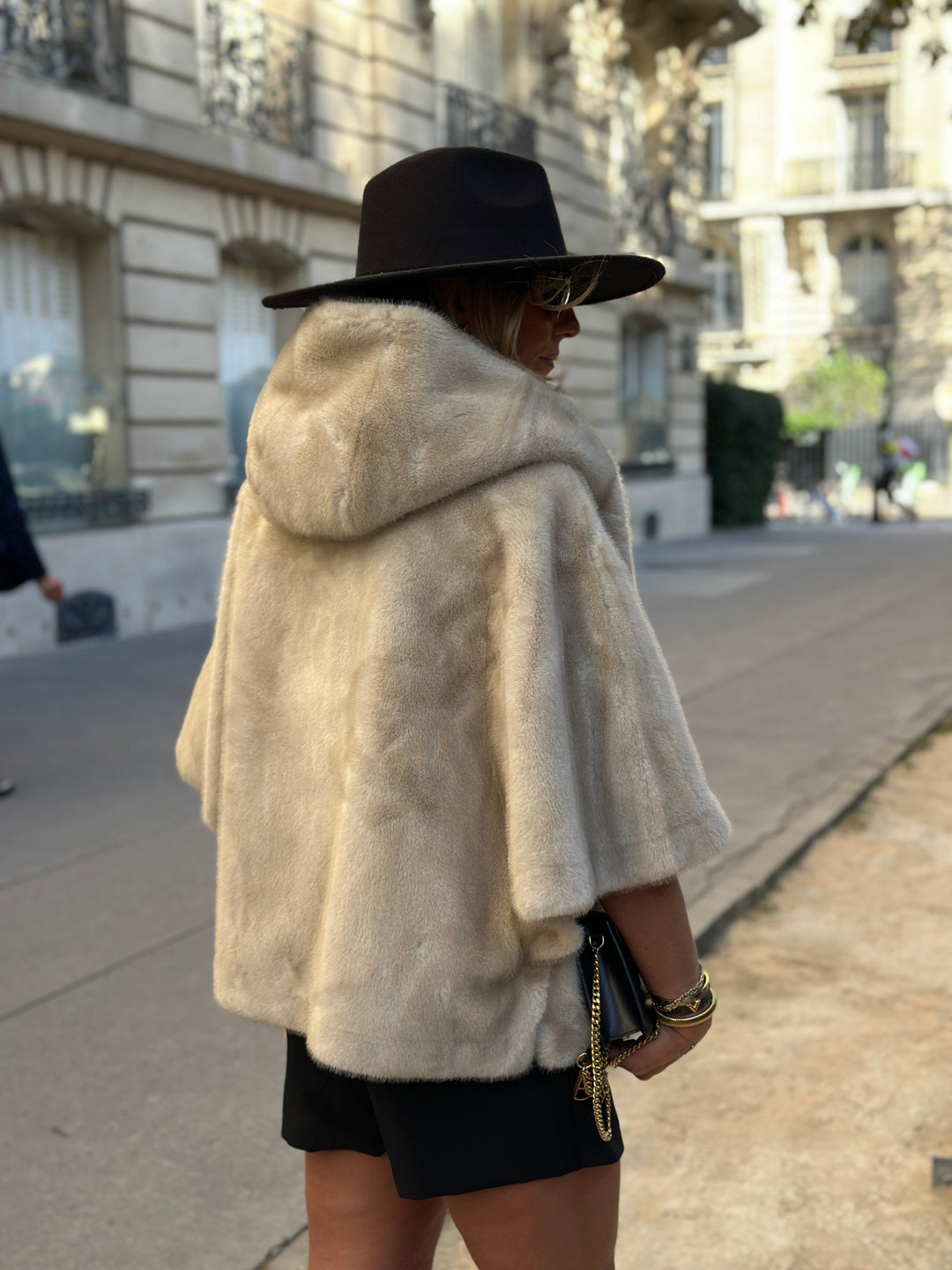 Cape fourrure capuche sens F202