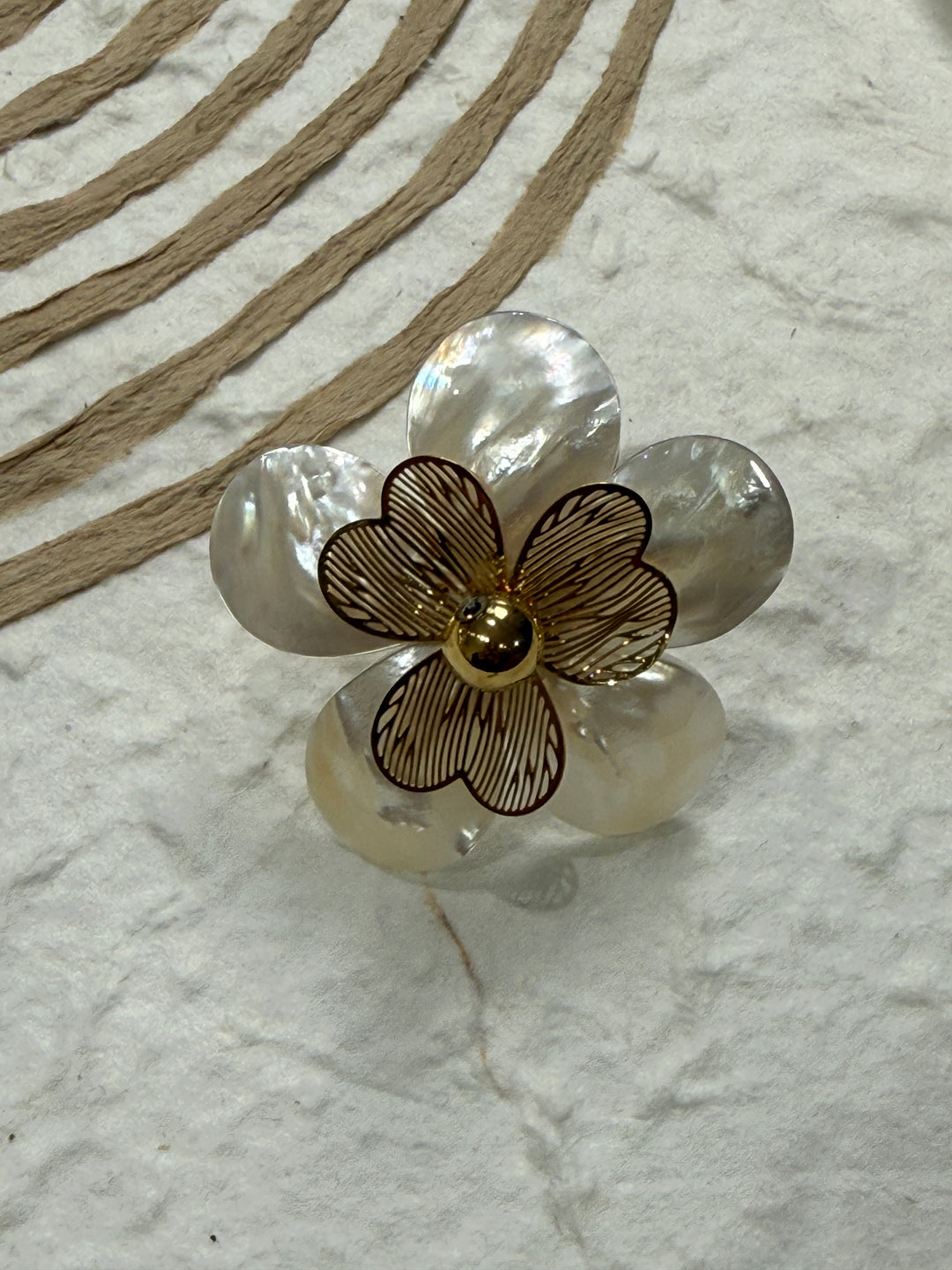 Bague gros fleuri nacre