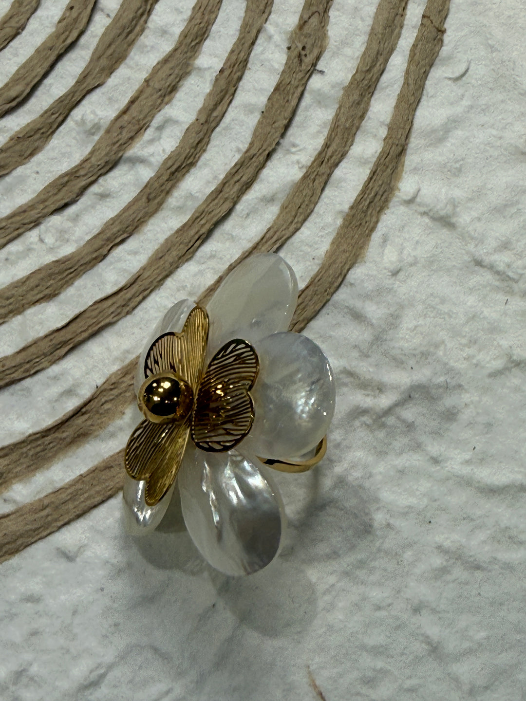 Bague gros fleuri nacre