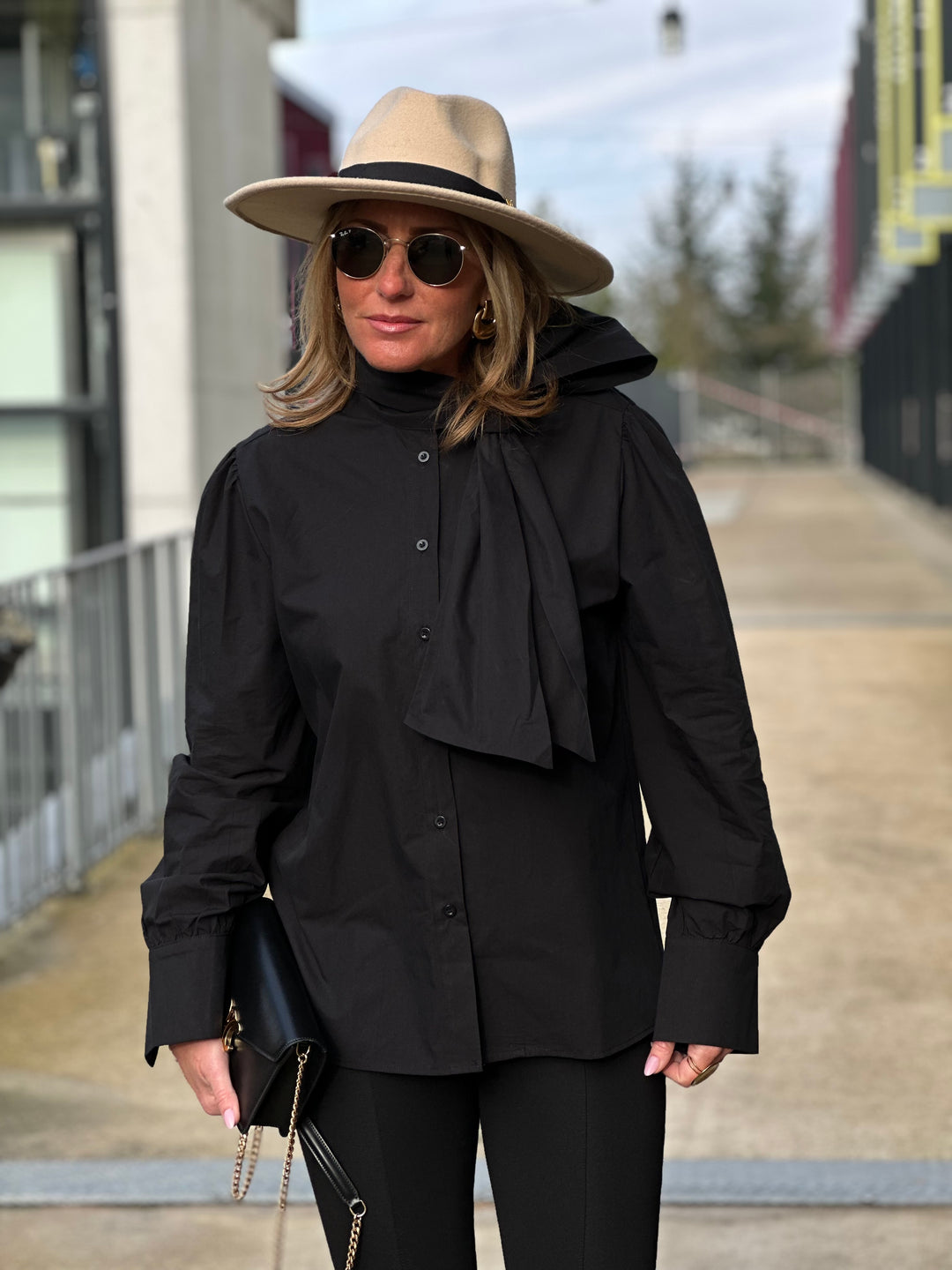 Chemise noir nouée au col / H7550