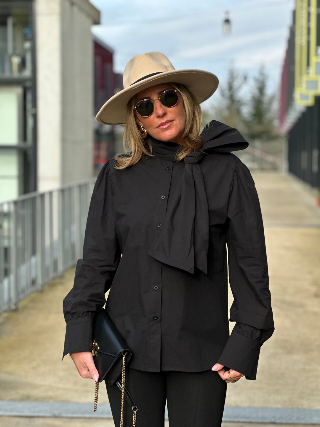 Chemise noir nouée au col / H7550