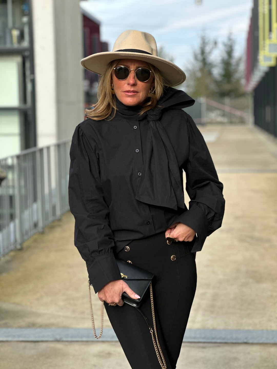 Chemise noir nouée au col / H7550