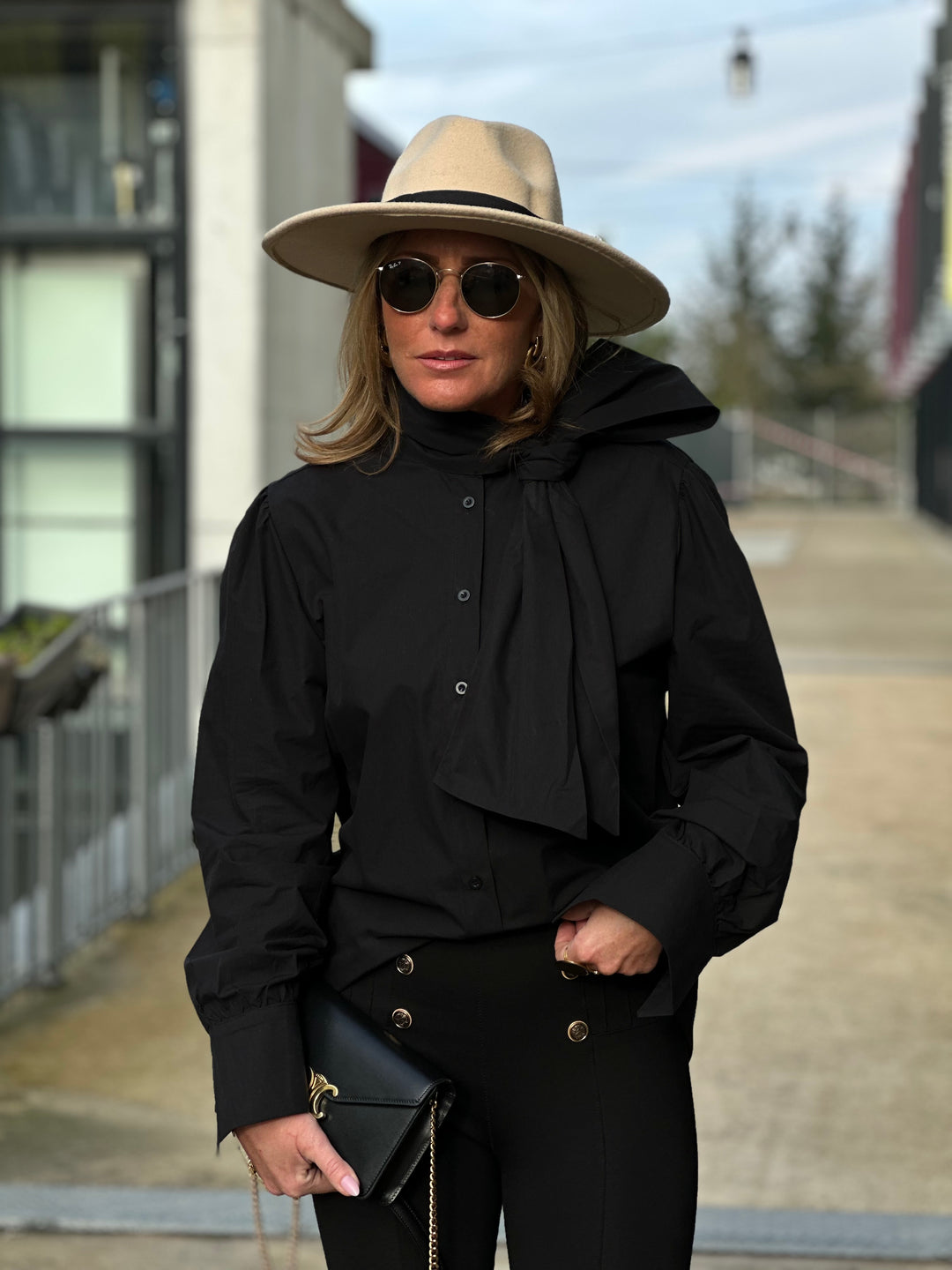 Chemise noir nouée au col / H7550