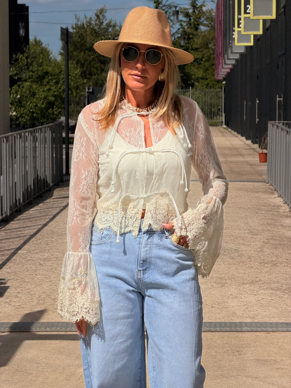 Blouse dentelle manches évasées ÉCRU