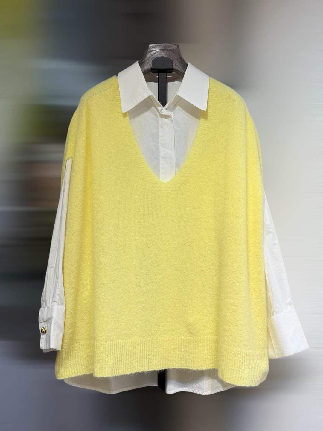 Pull sans manches col V jaune R0919