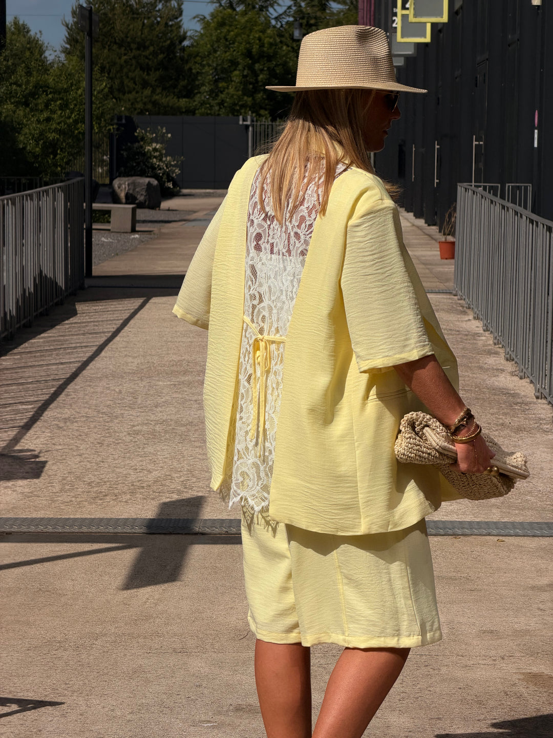 Veste jaune dos dentelle 1215