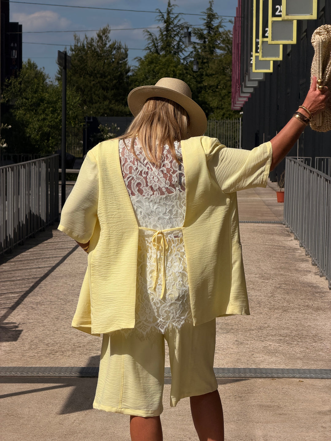 Veste jaune dos dentelle 1215