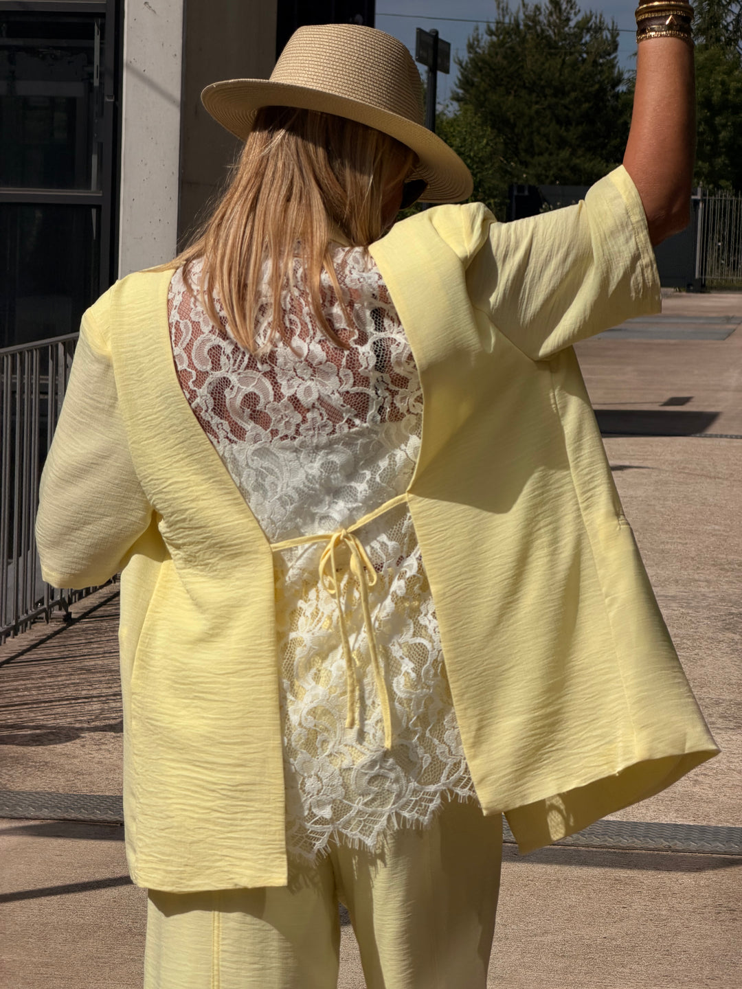 Veste jaune dos dentelle 1215