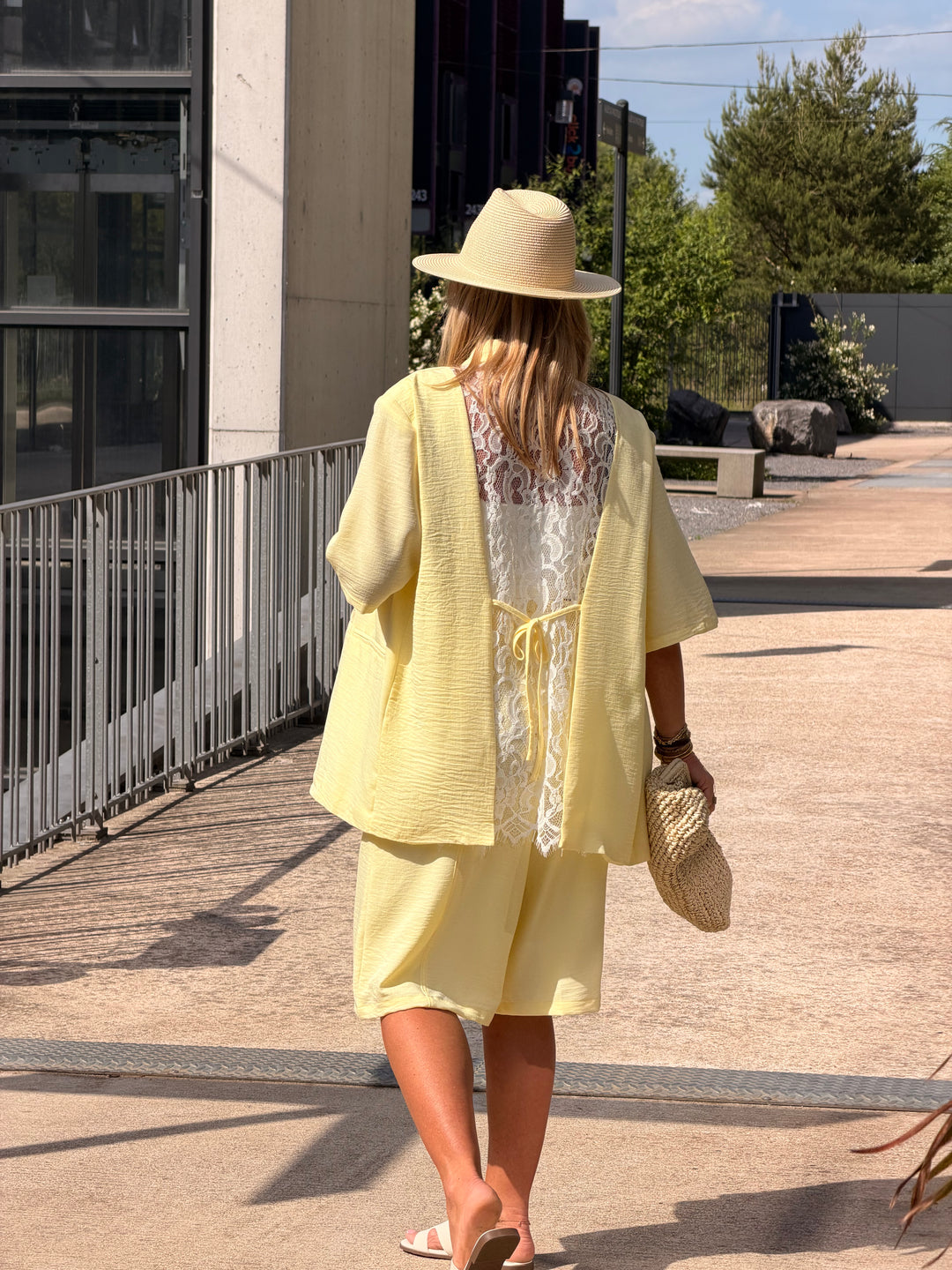 Veste jaune dos dentelle 1215