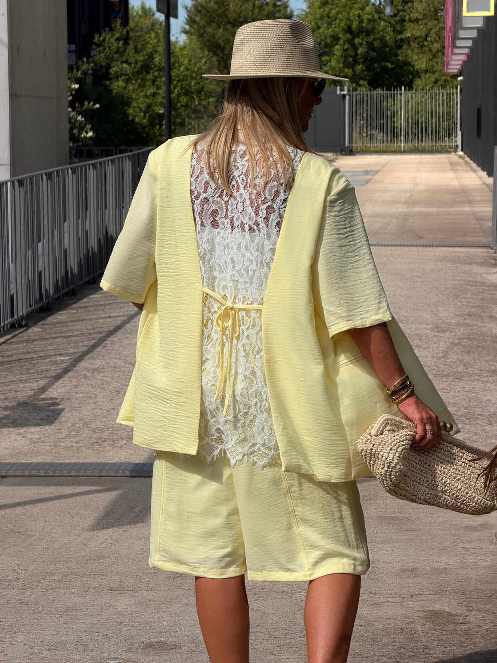 Veste jaune dos dentelle 1215