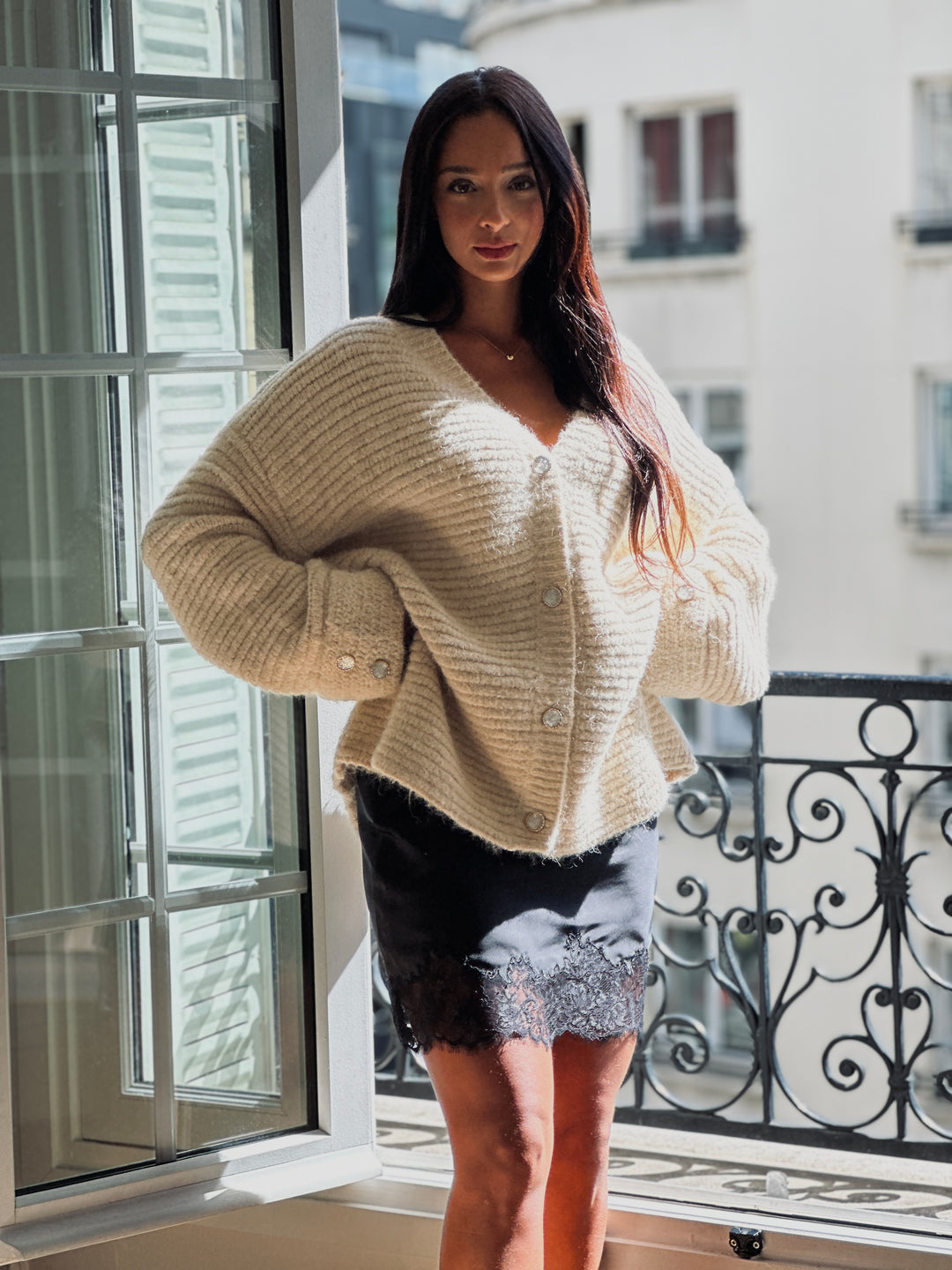Gilet beige en maille boutons strass B1101