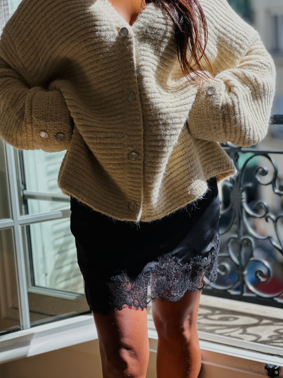 Gilet beige en maille boutons strass B1101