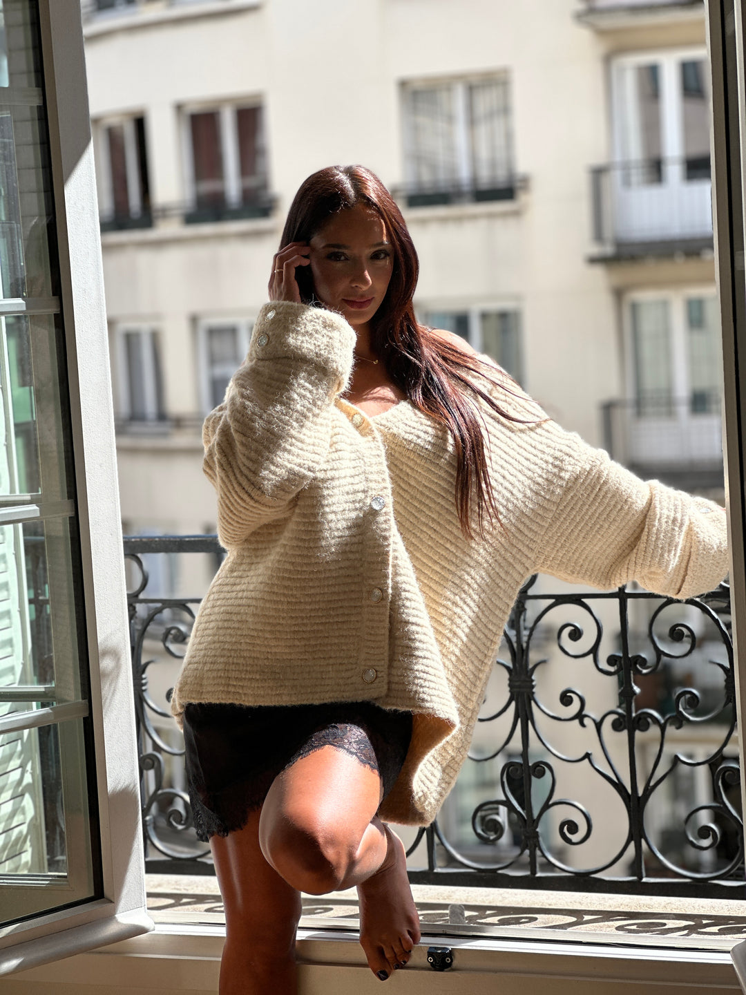 Gilet beige en maille boutons strass B1101