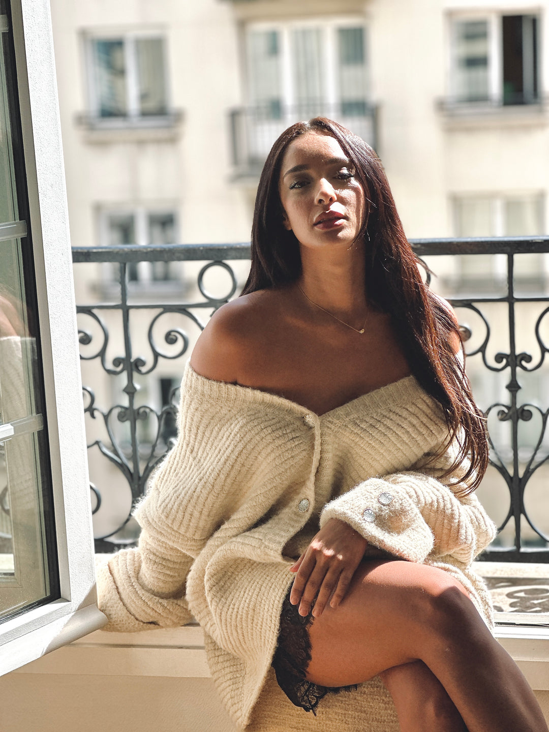 Gilet beige en maille boutons strass B1101