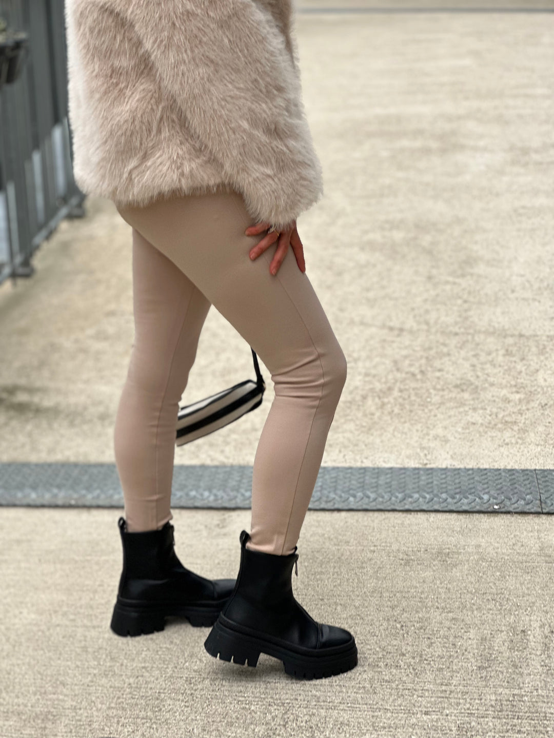 Leggings à bouton beige / Yu