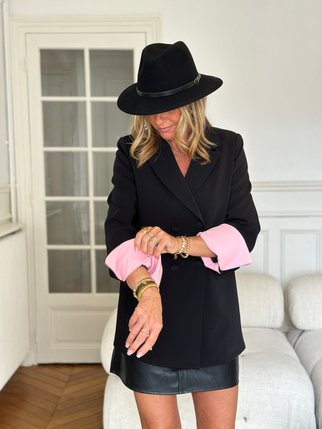 Blazer noir manches revers rose