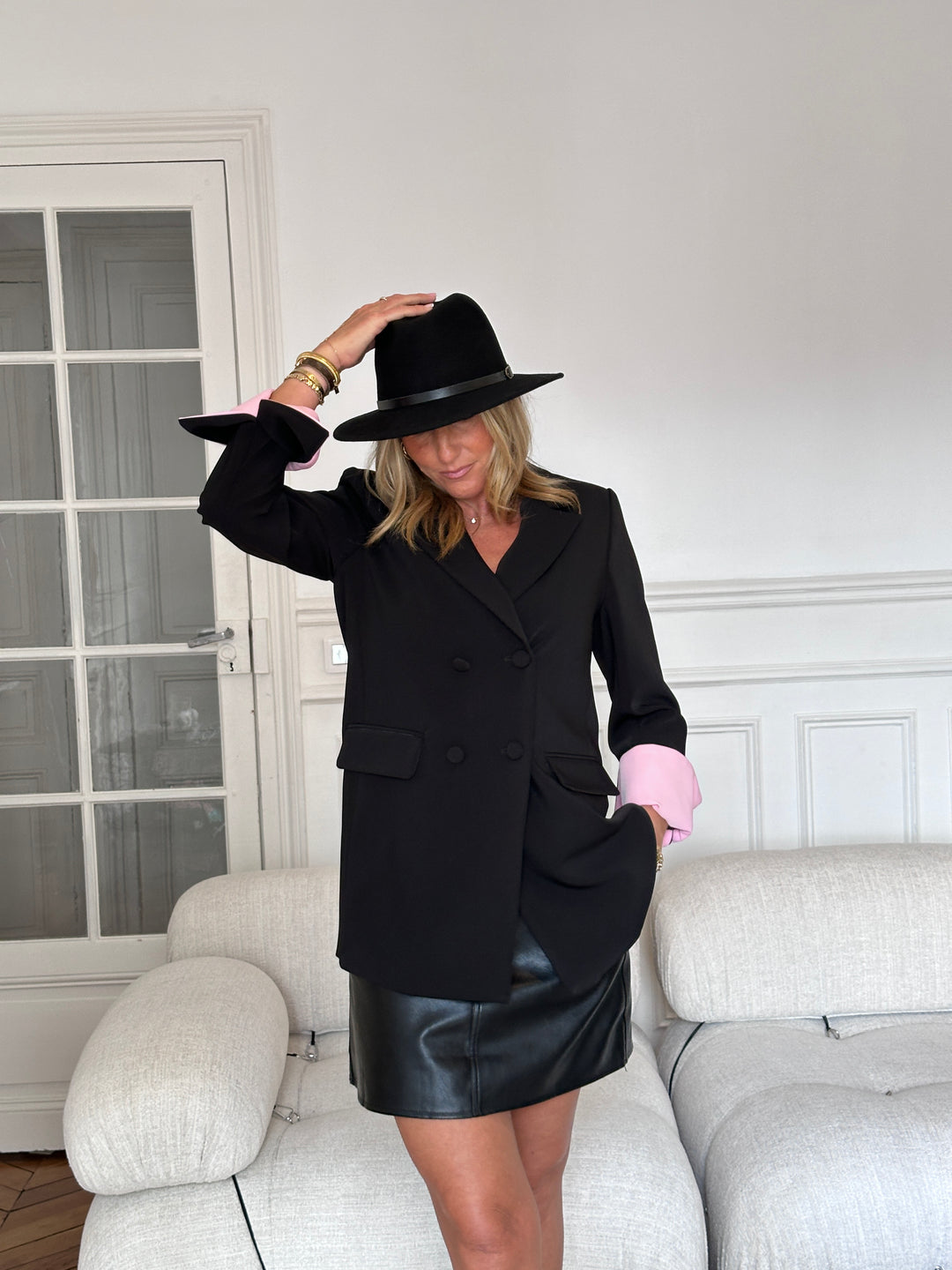 Blazer noir manches revers rose