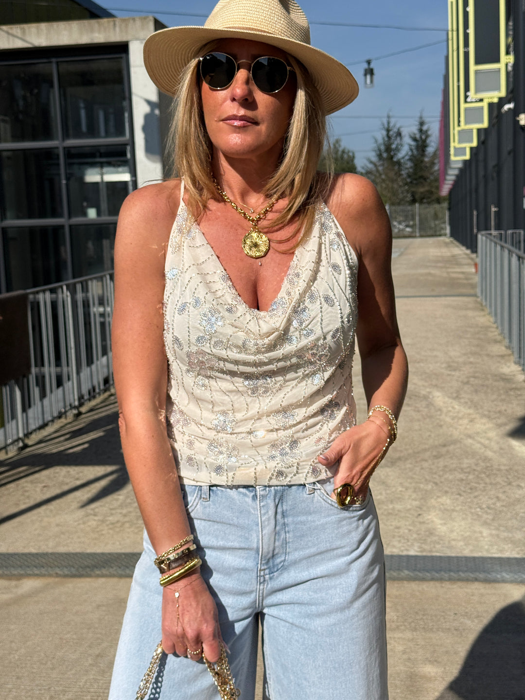 Top beige fines bretelles brodé H019