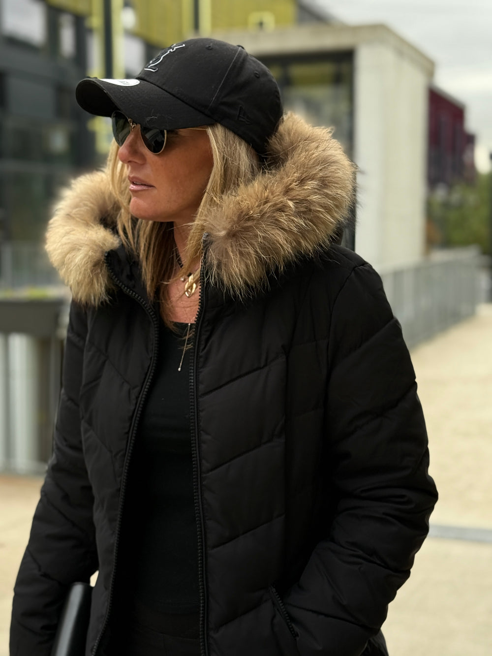 Doudoune milong capuche fourrure authentique Noir 8243 (taille petit )