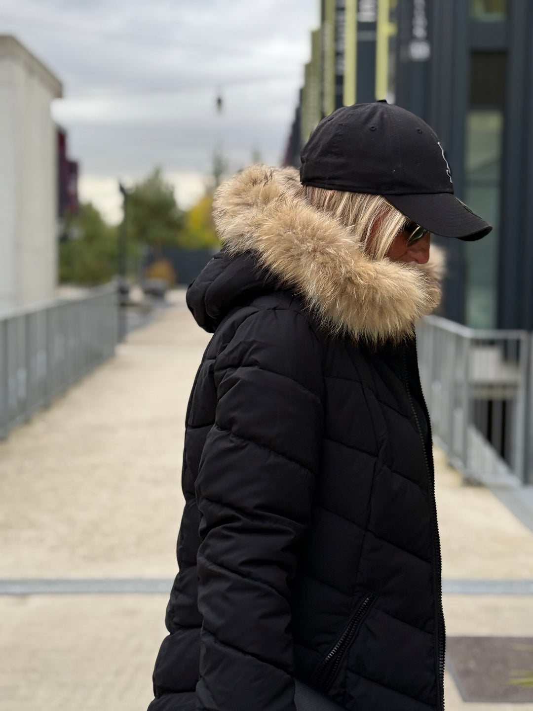 Doudoune milong capuche fourrure authentique Noir 8243 (taille petit )