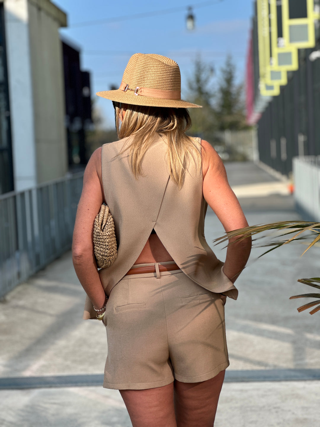 Short camel 557