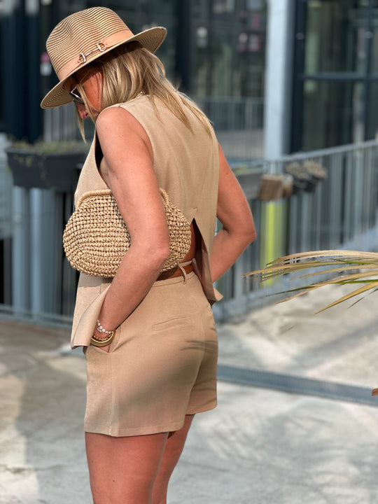 Short camel 557