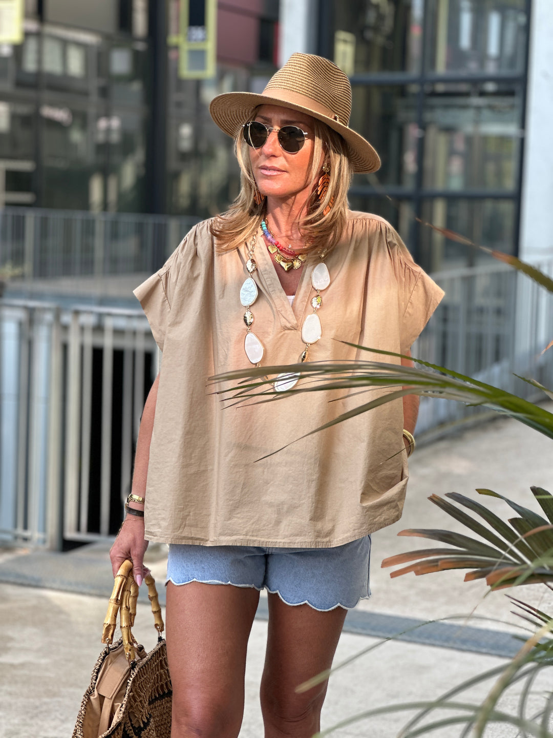 Blouse volant col V camel clair