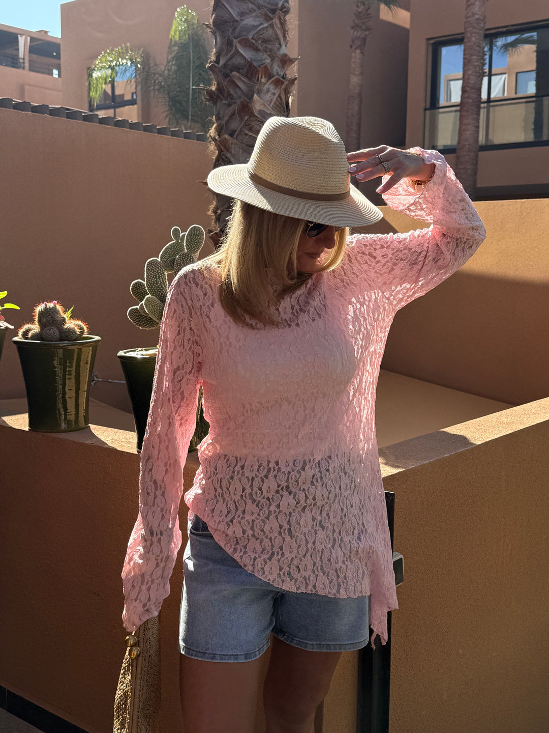 TOP DENTELLE ASYMETRIQUE FENTE COTE 3064